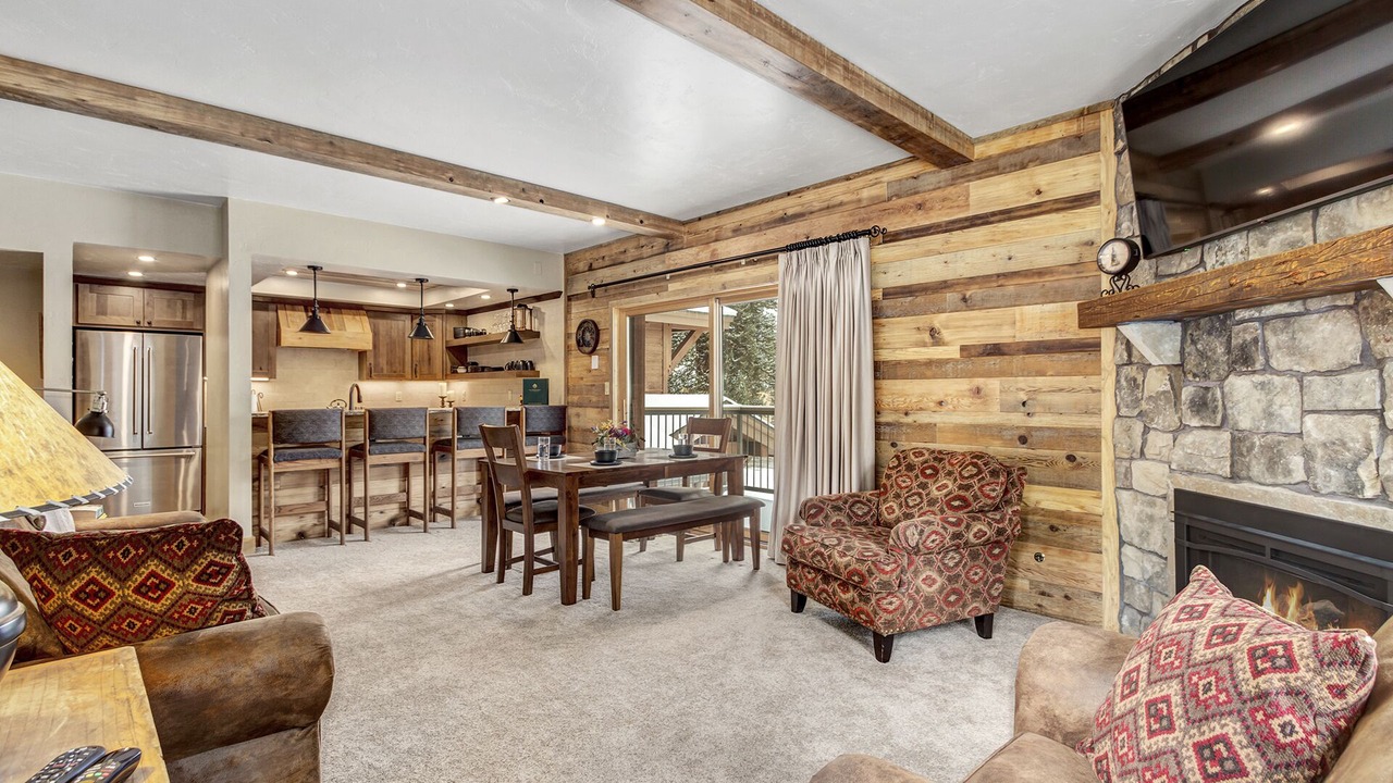 Photo of Livingroom in Peak 9