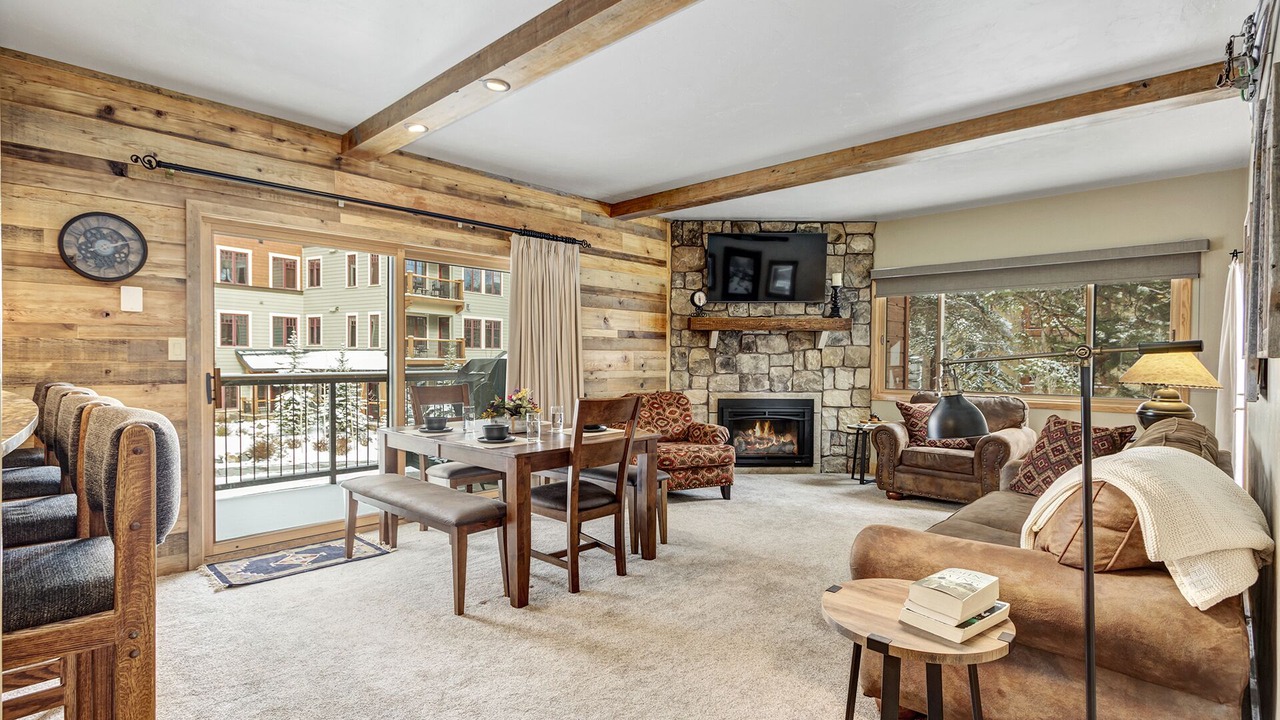 Photo of Livingroom in Peak 9