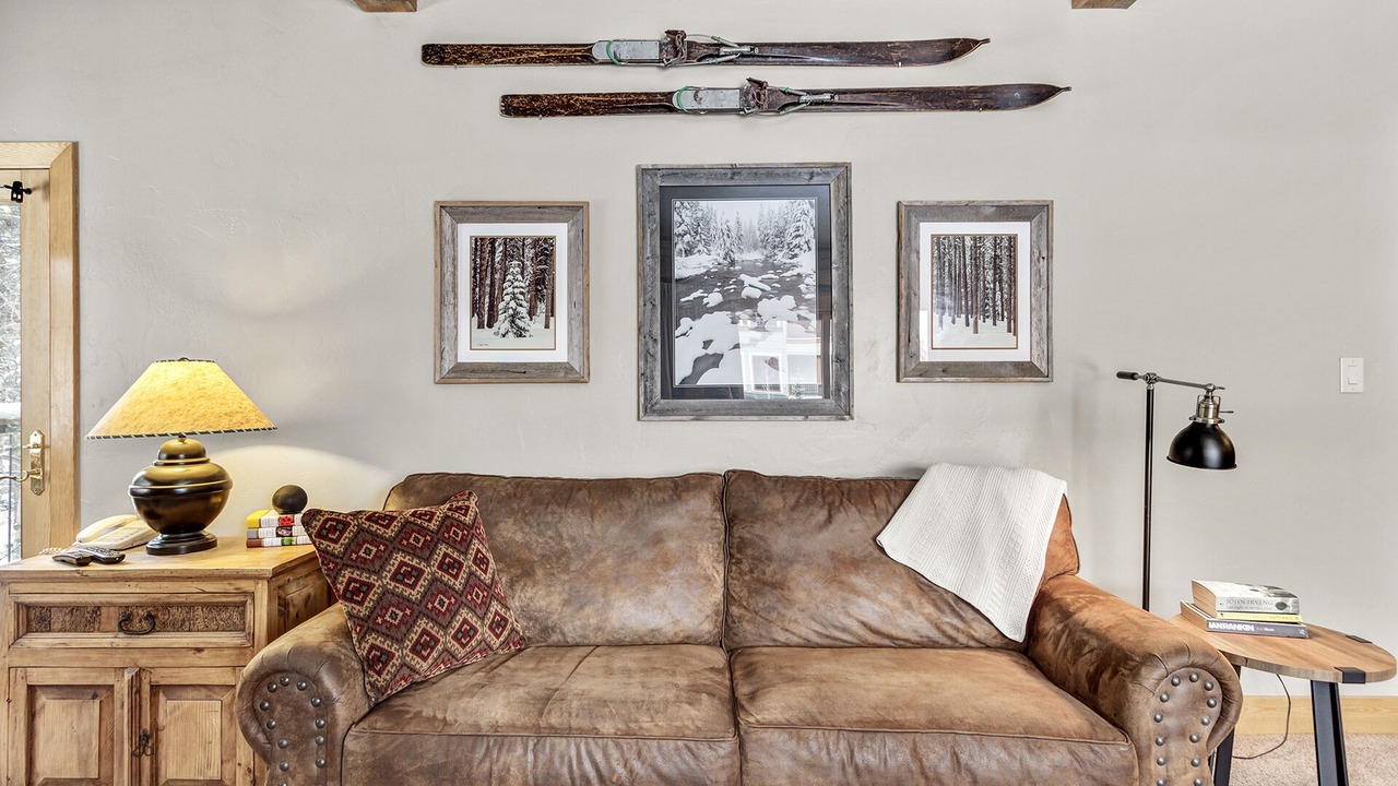 Photo of Livingroom in Peak 9