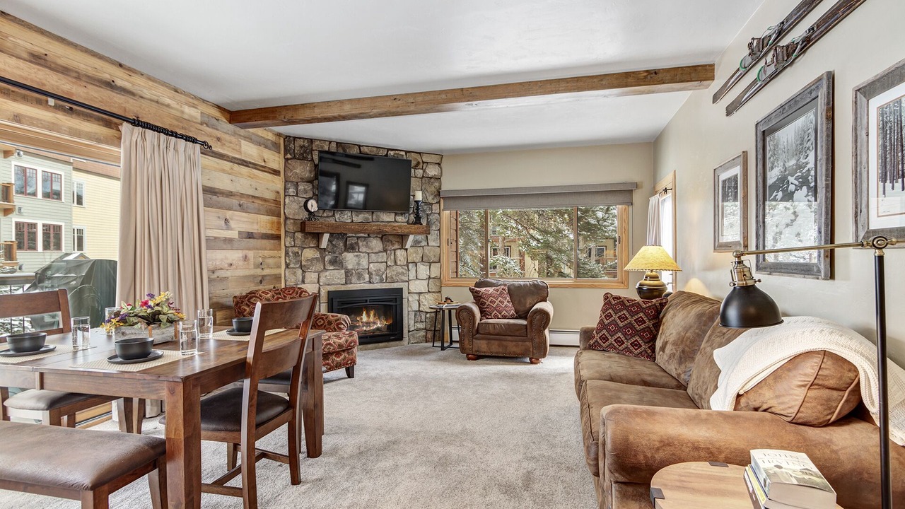 Photo of Livingroom in Peak 9