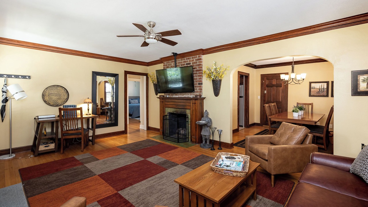 Photo of Livingroom in West Plaza