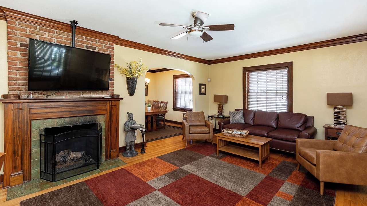 Photo of Livingroom in West Plaza
