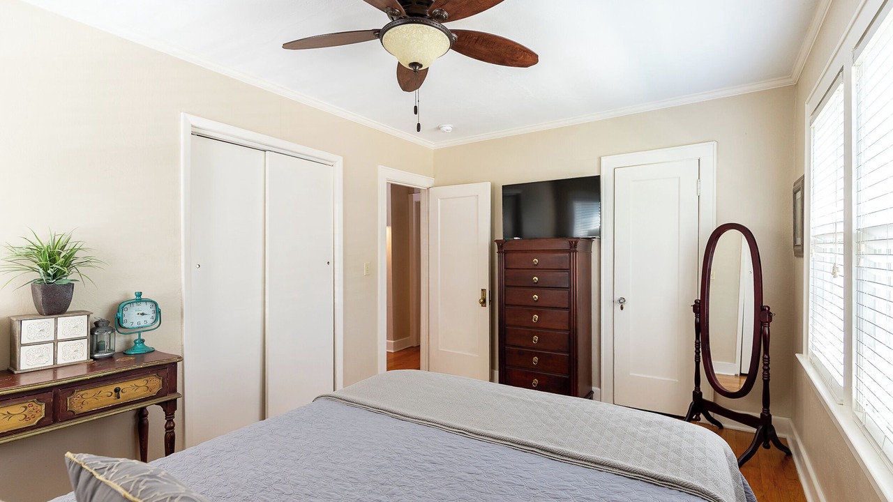 Photo of Bedroom in West Plaza