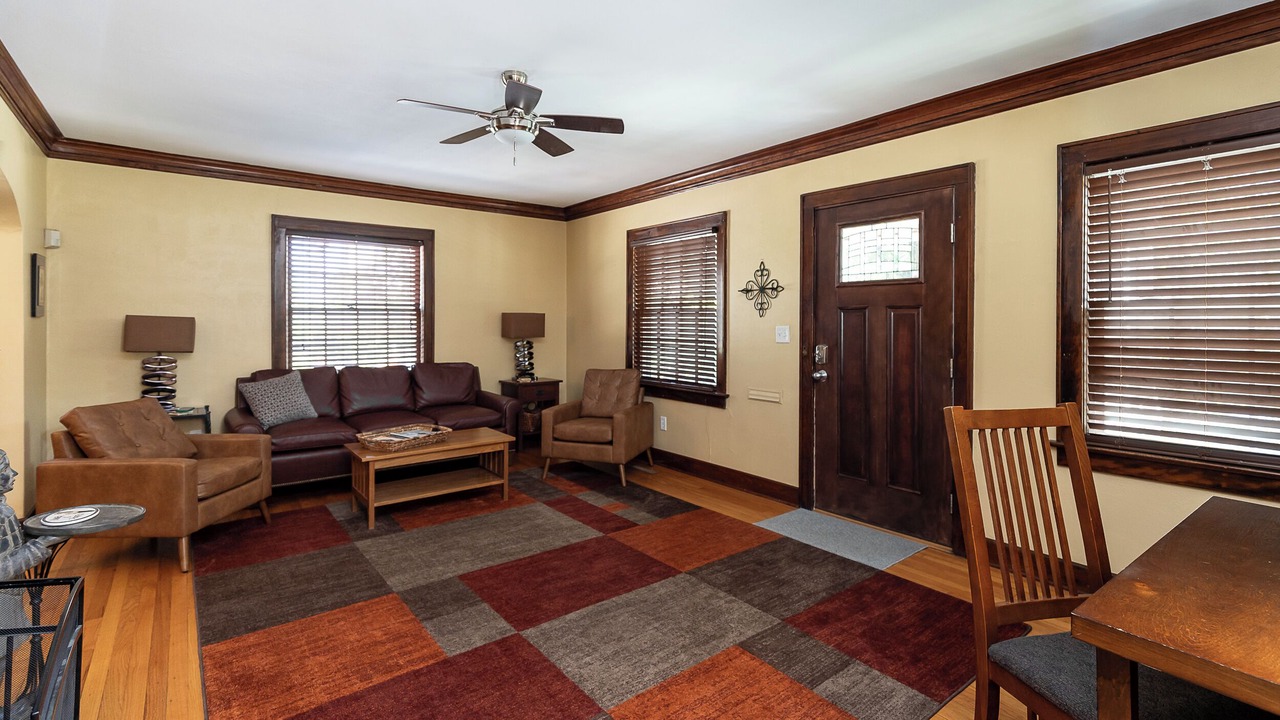 Photo of Livingroom in West Plaza