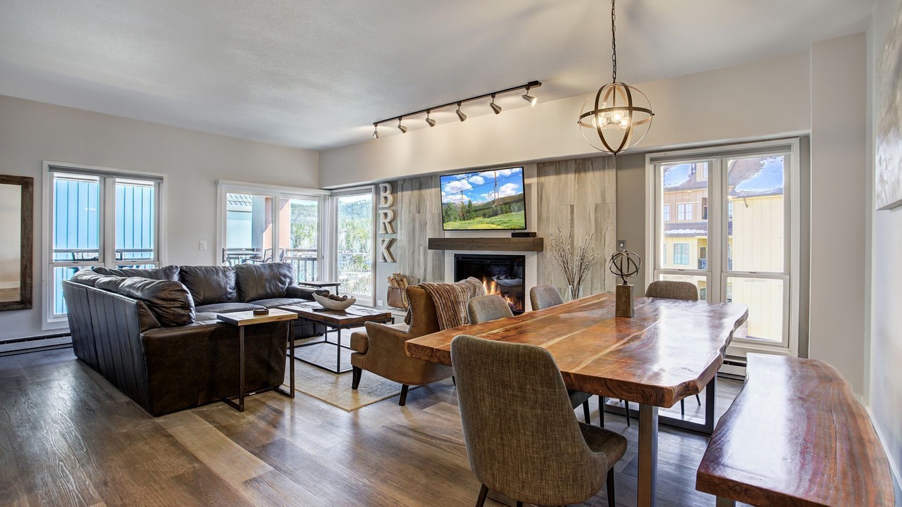 Photo of Livingroom in Peak 9