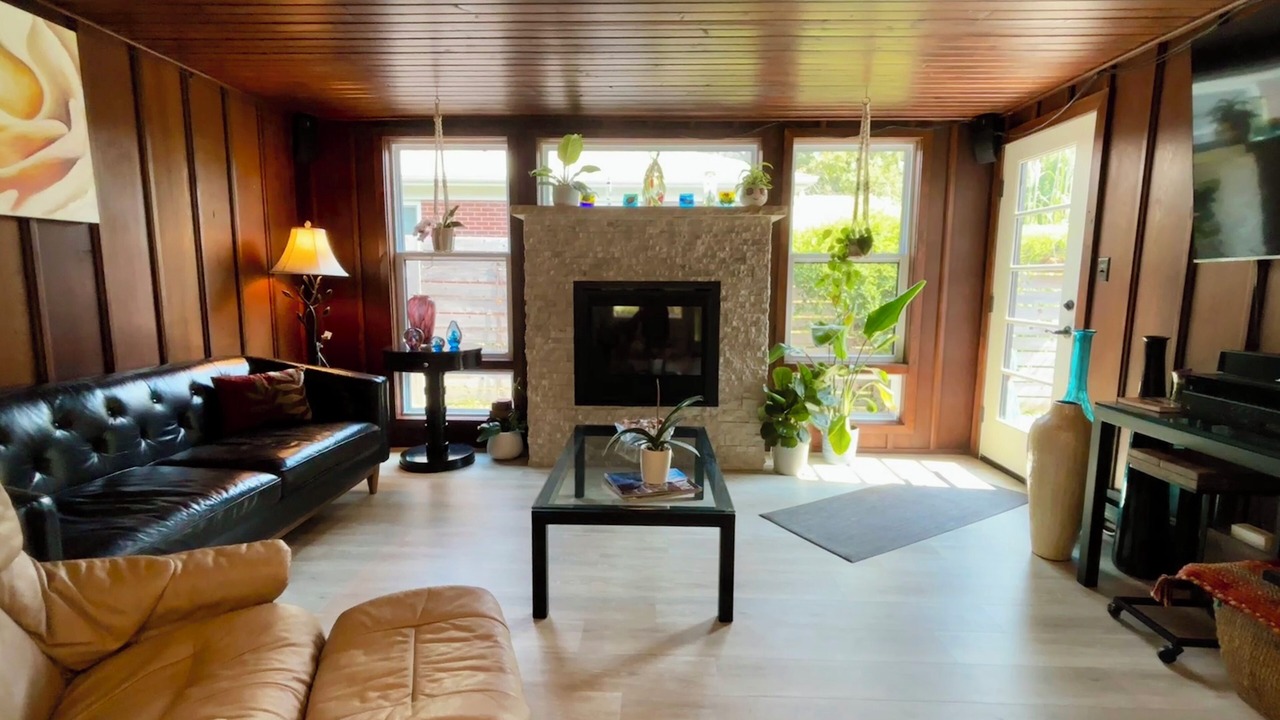 Photo of Livingroom in Iowa City