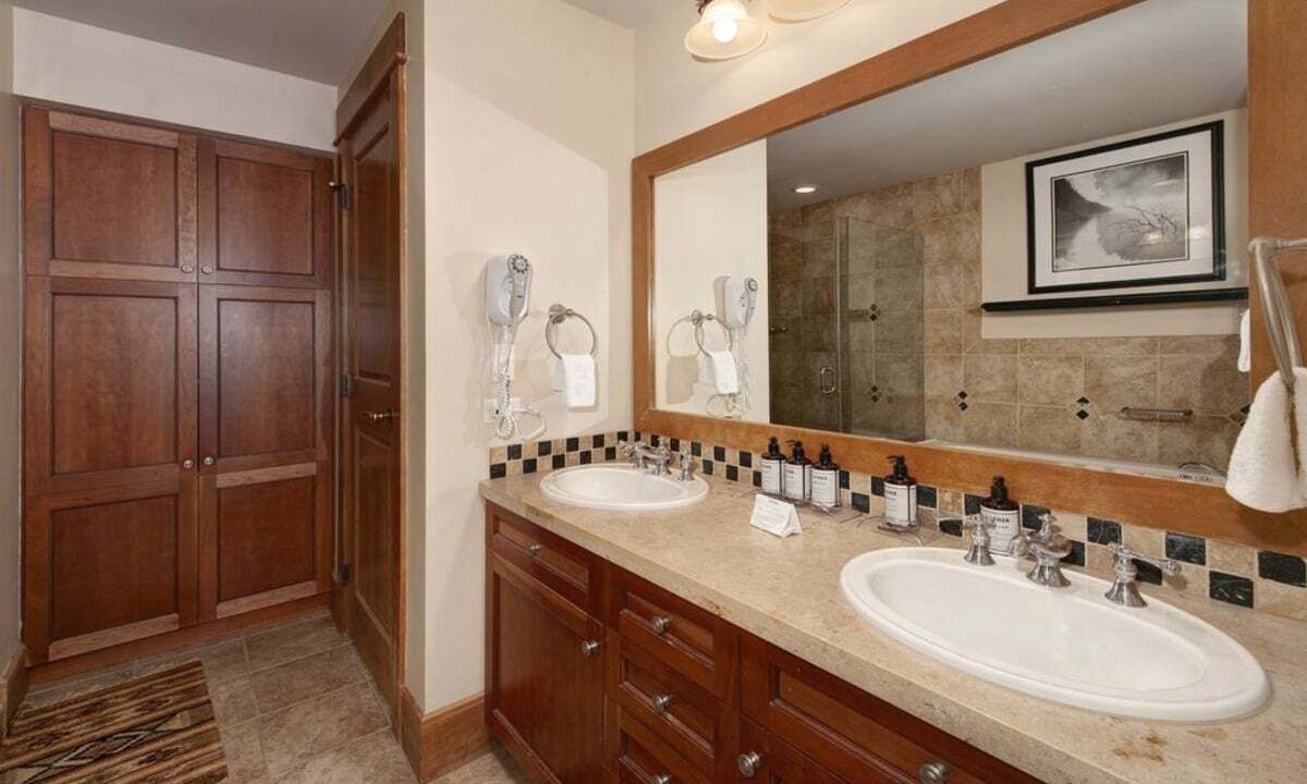 Photo of Bathroom in River Run