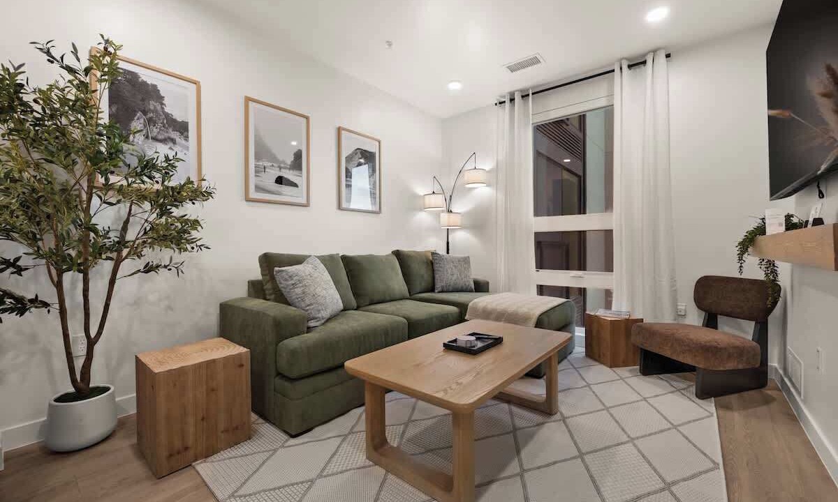 Photo of Livingroom in People's Freeway