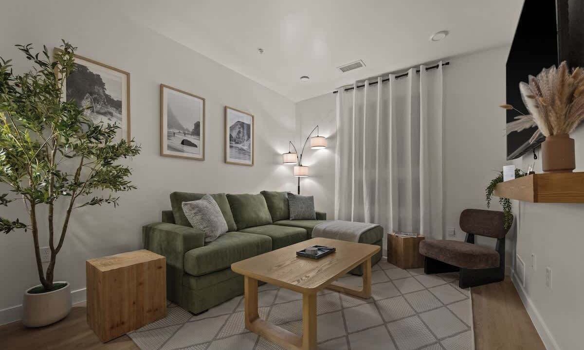 Photo of Livingroom in People's Freeway