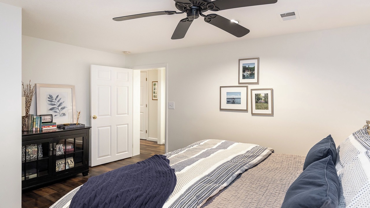 Photo of Bedroom in Lea Manor