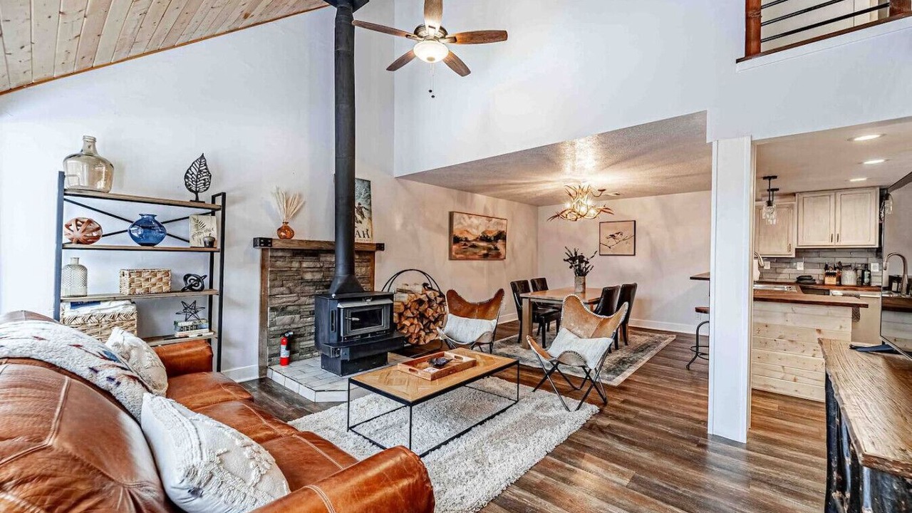 Photo of Livingroom in Midway