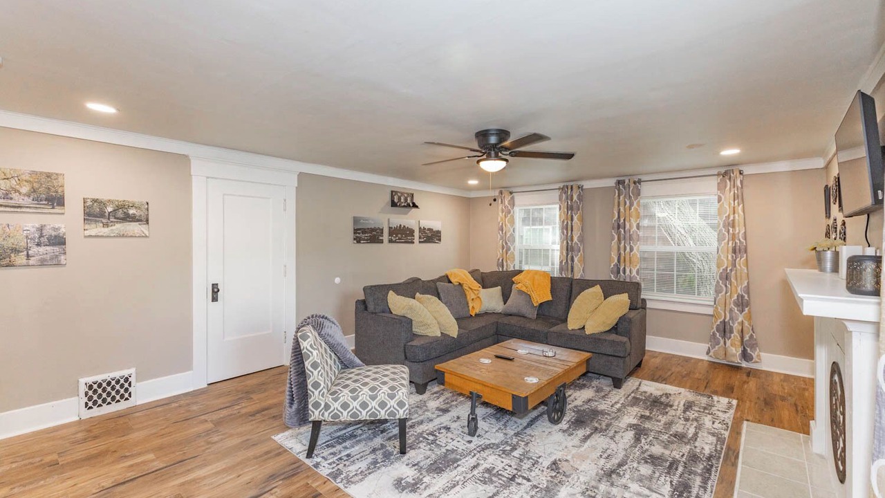 Photo of Livingroom in South Hyde Park