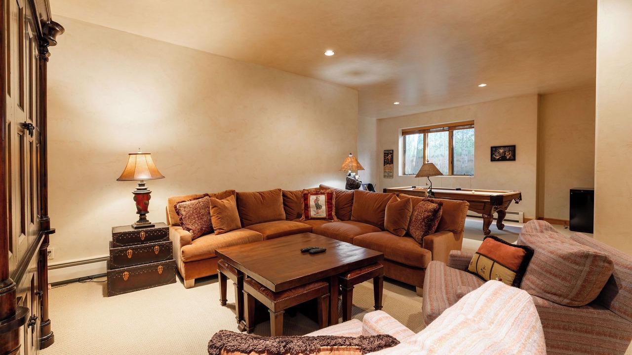 Photo of Livingroom in Edwards