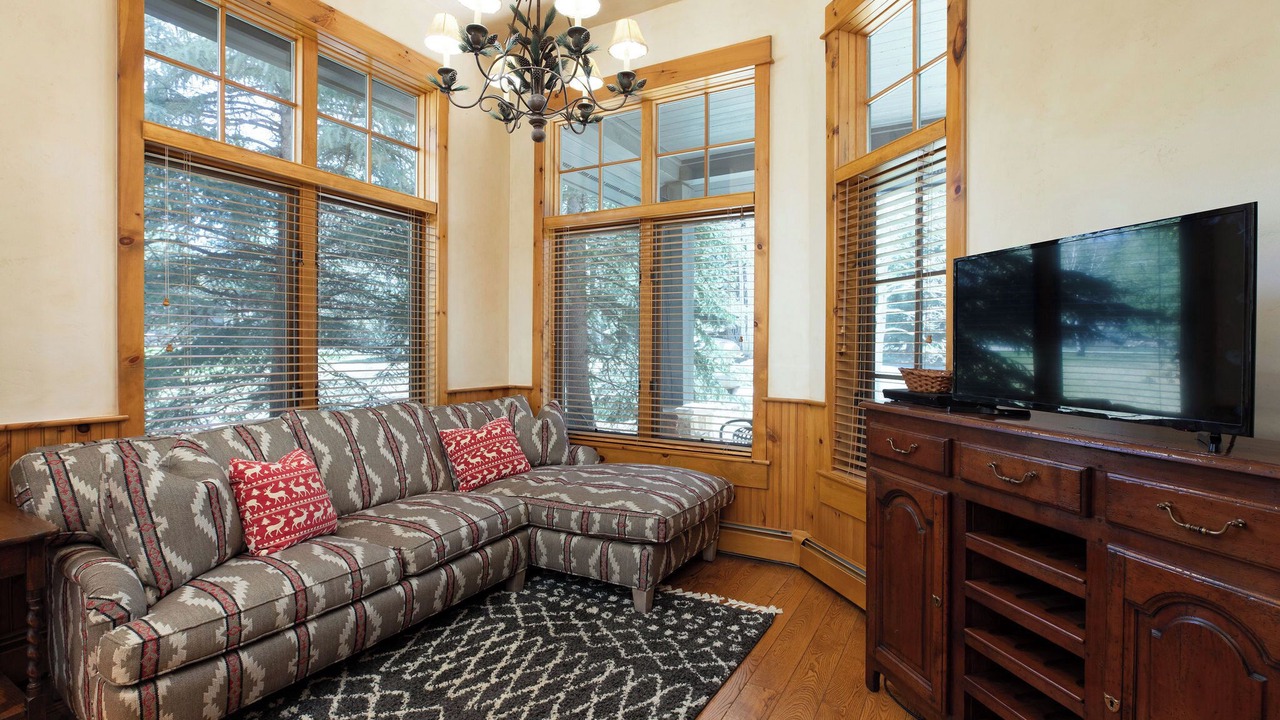 Photo of Livingroom in Edwards