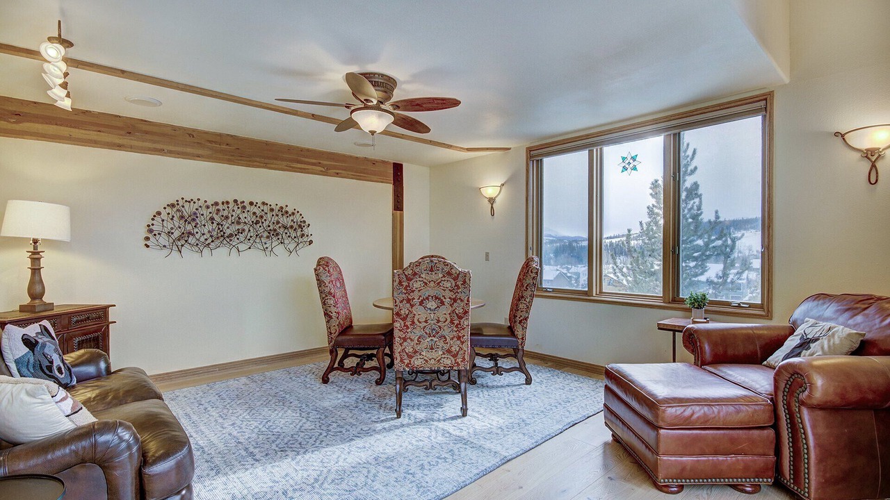 Photo of Livingroom in Three Peaks