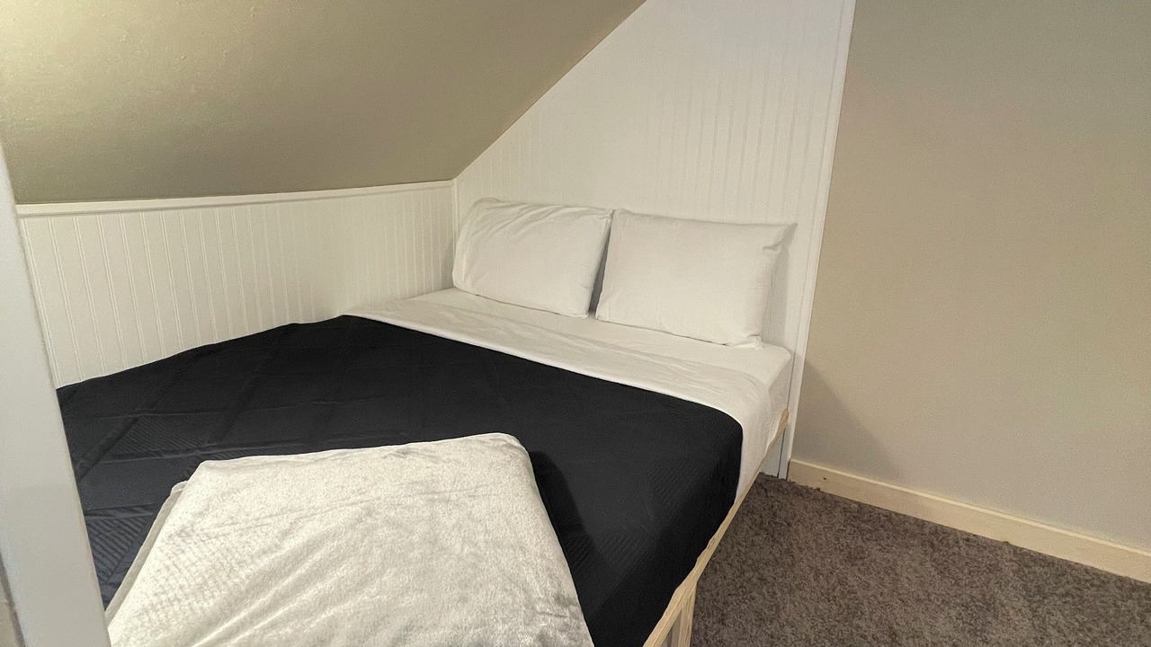 Photo of Bedroom in Garfield