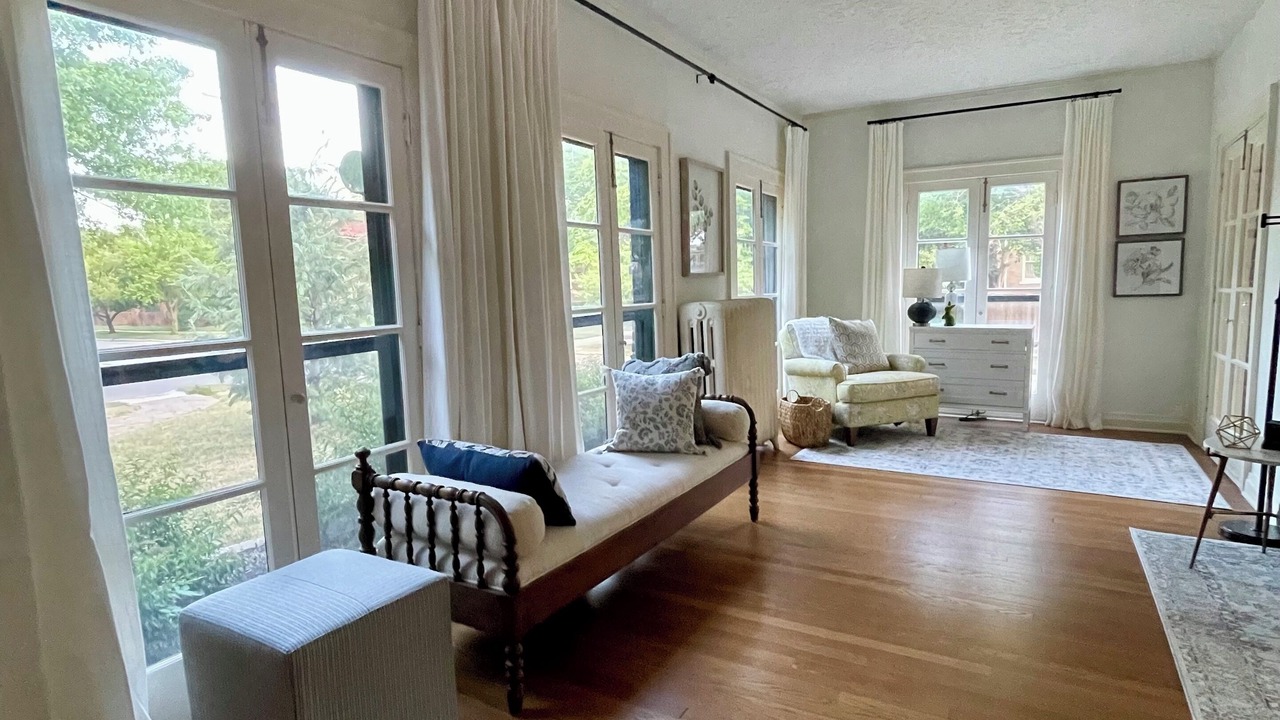 Photo of Livingroom in College Hill