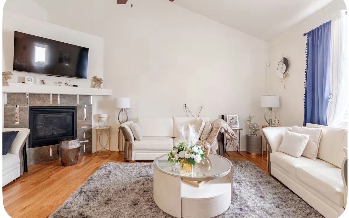 Photo of Livingroom in Aurora