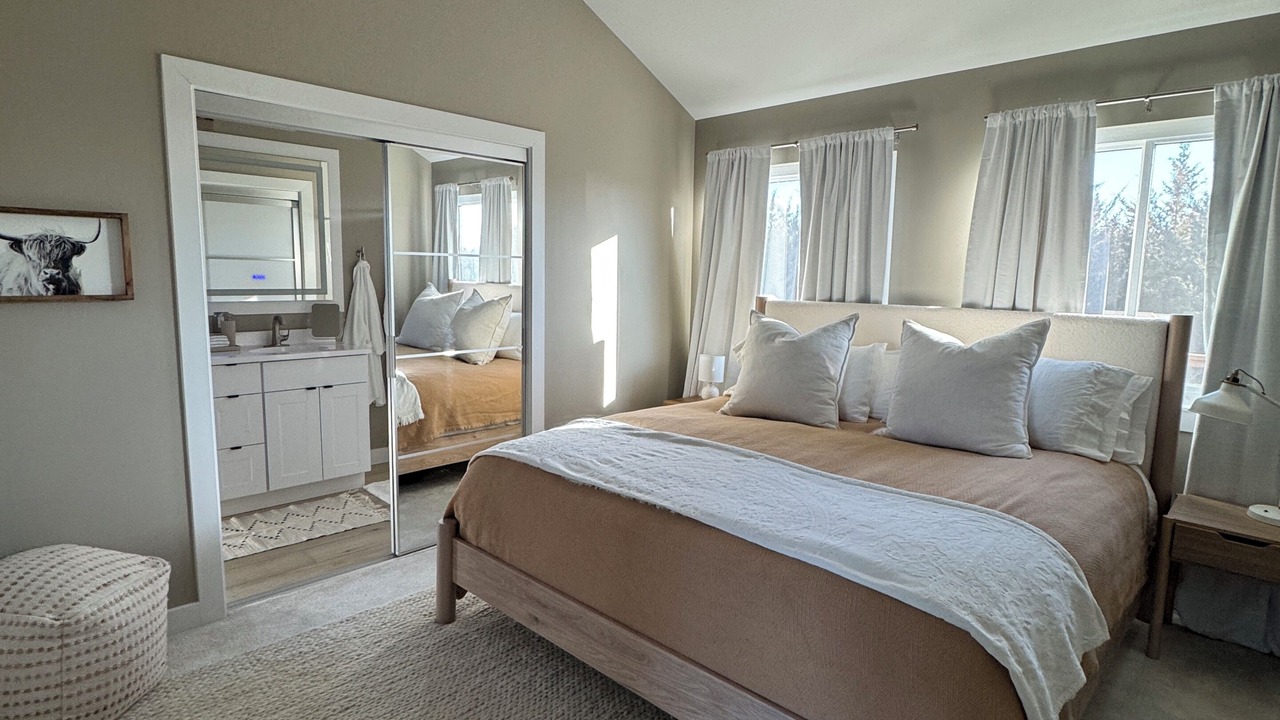 Photo of Bedroom in Linn Valley
