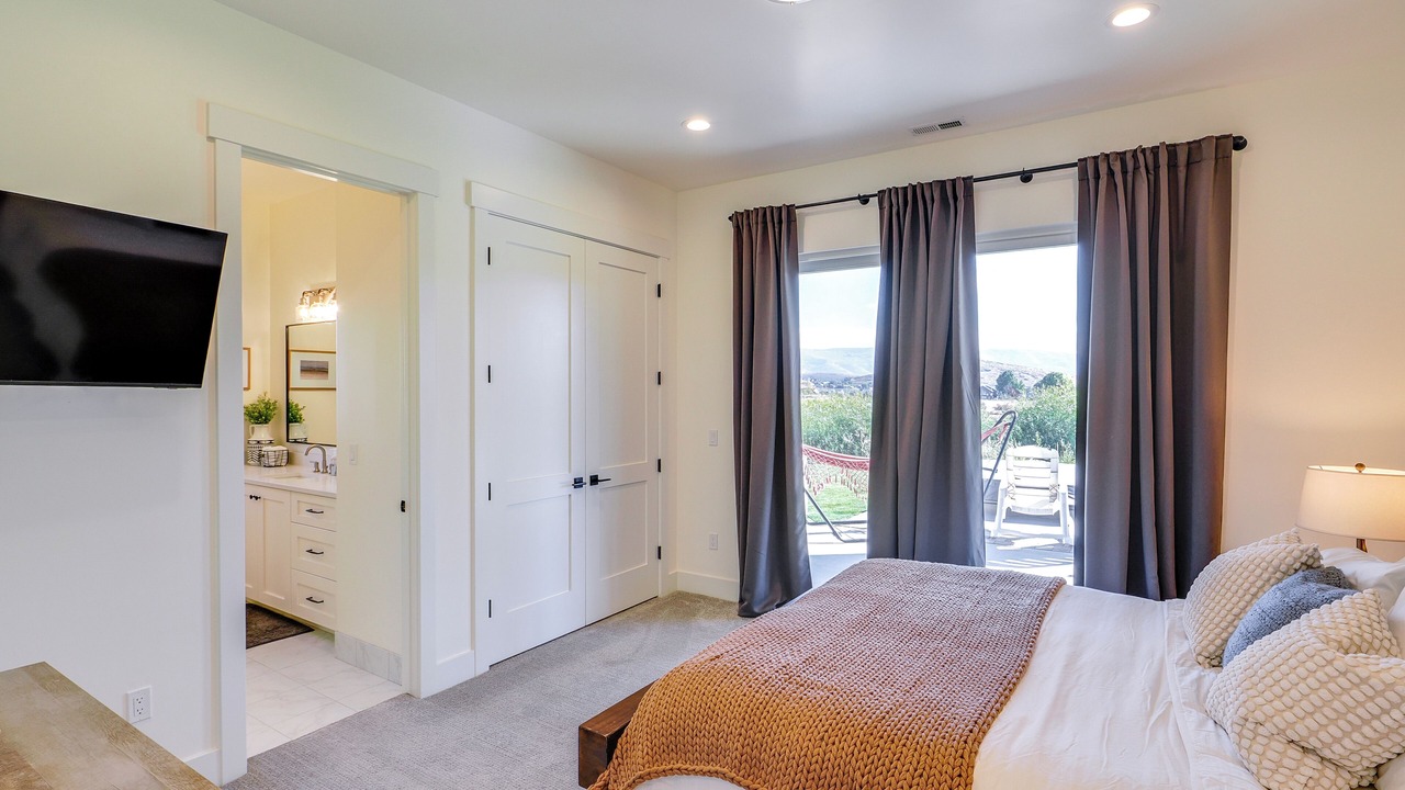 Photo of Bedroom in Midway