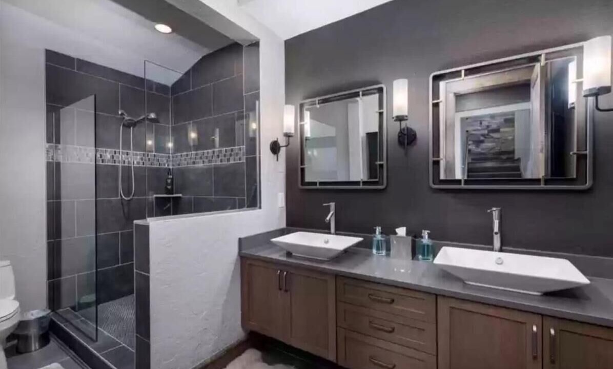 Photo of Bathroom in Lakeside Village