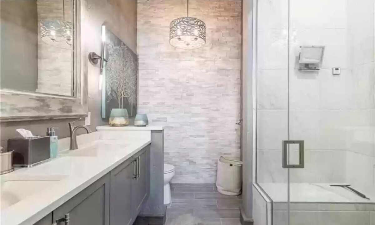 Photo of Bathroom in Lakeside Village