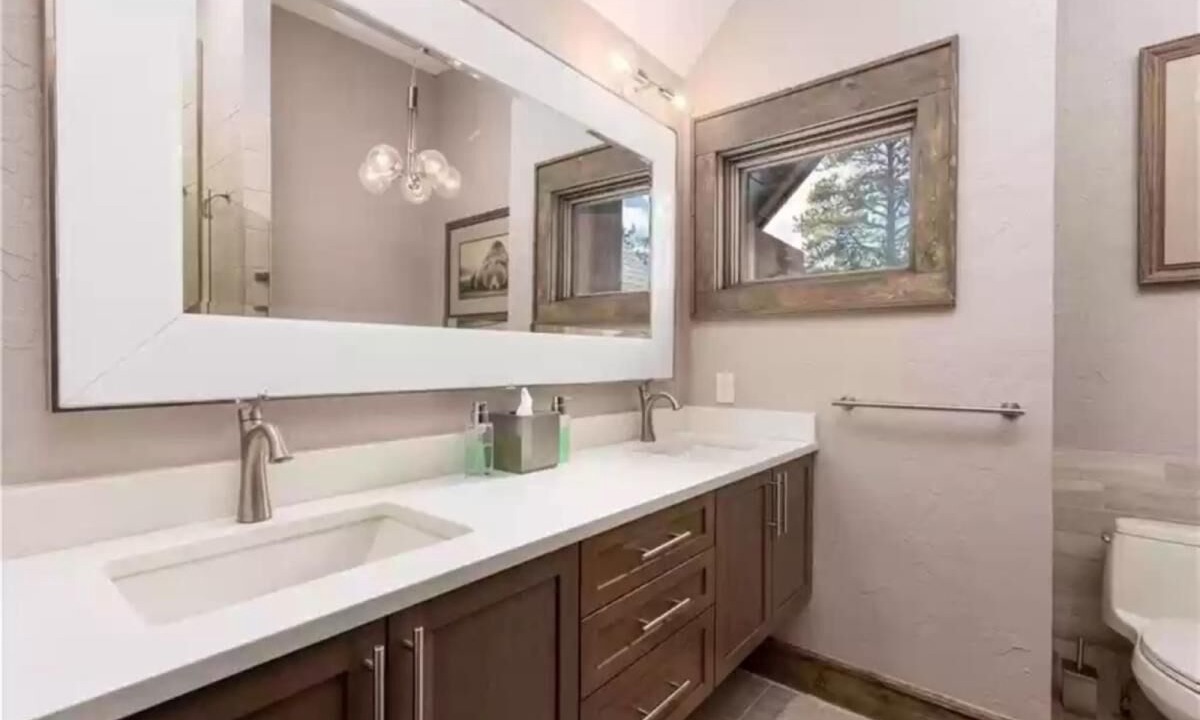 Photo of Bathroom in Lakeside Village