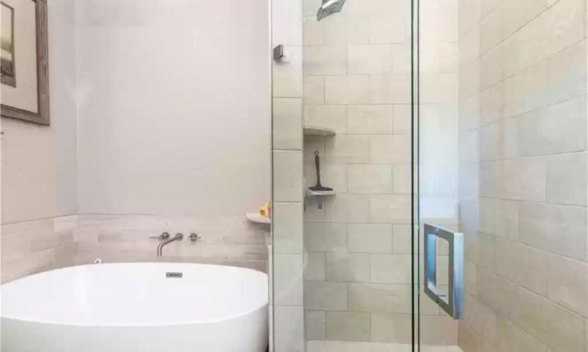 Photo of Bathroom in Lakeside Village