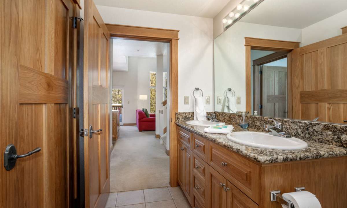 Photo of Bathroom in Lakeside Village