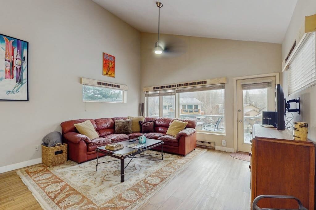 Photo of Livingroom in Edwards