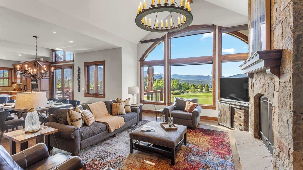 Photo of Livingroom in Three Peaks