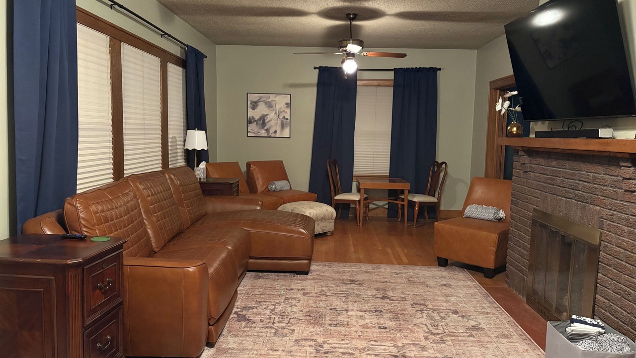 Photo of Livingroom in College Hill