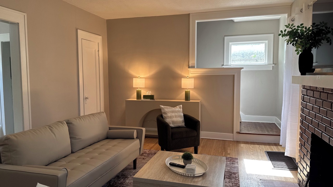 Photo of Livingroom in College Hill