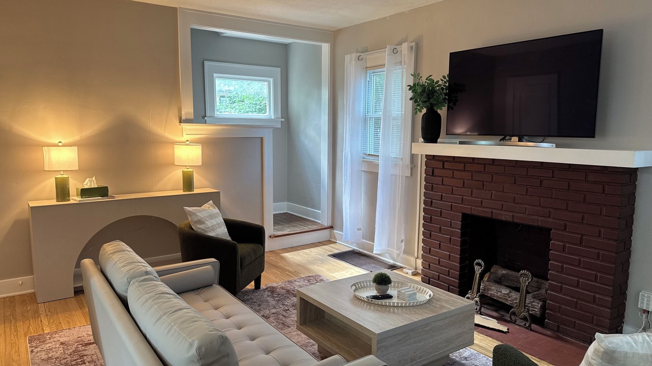Photo of Livingroom in College Hill