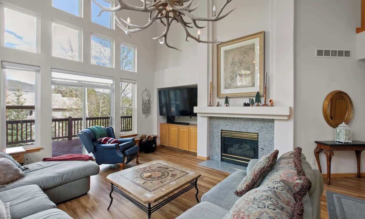 Photo of Livingroom in Three Peaks