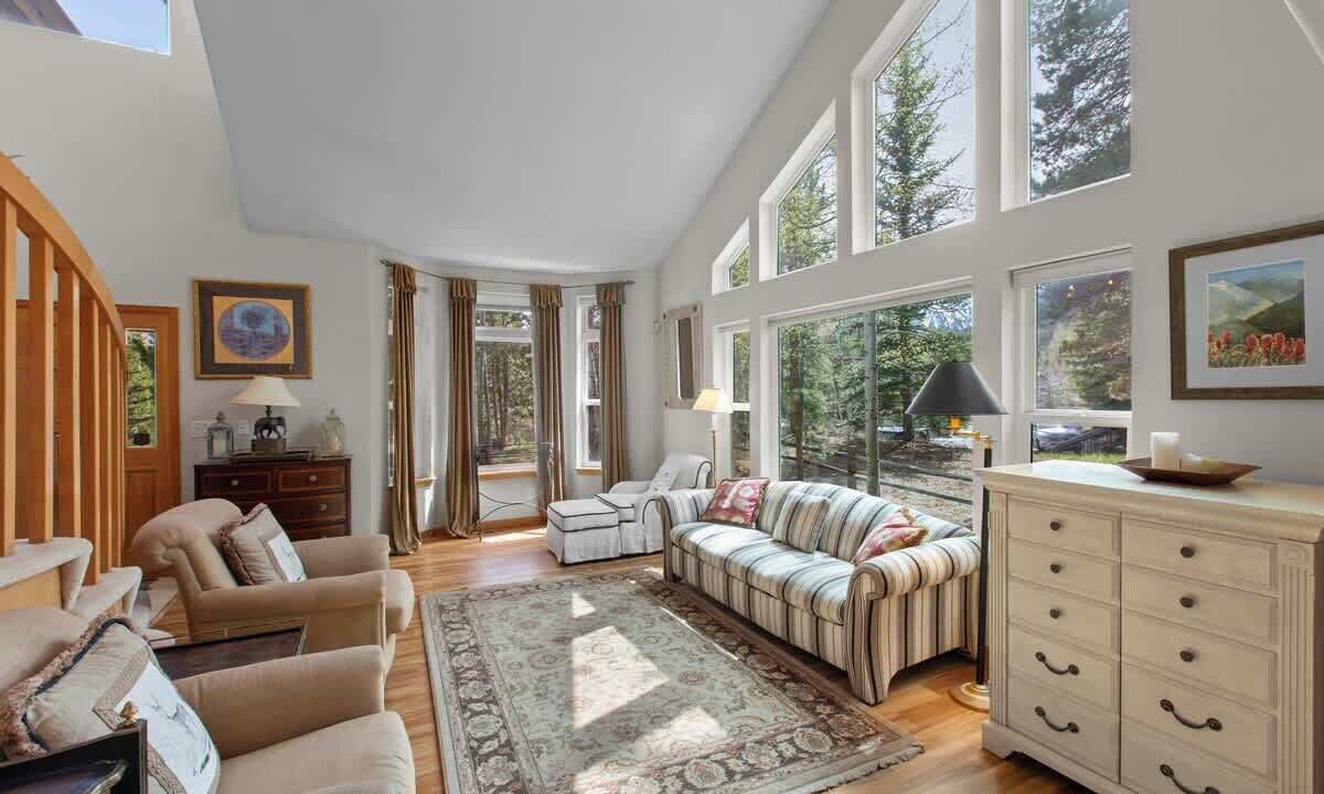Photo of Livingroom in Three Peaks