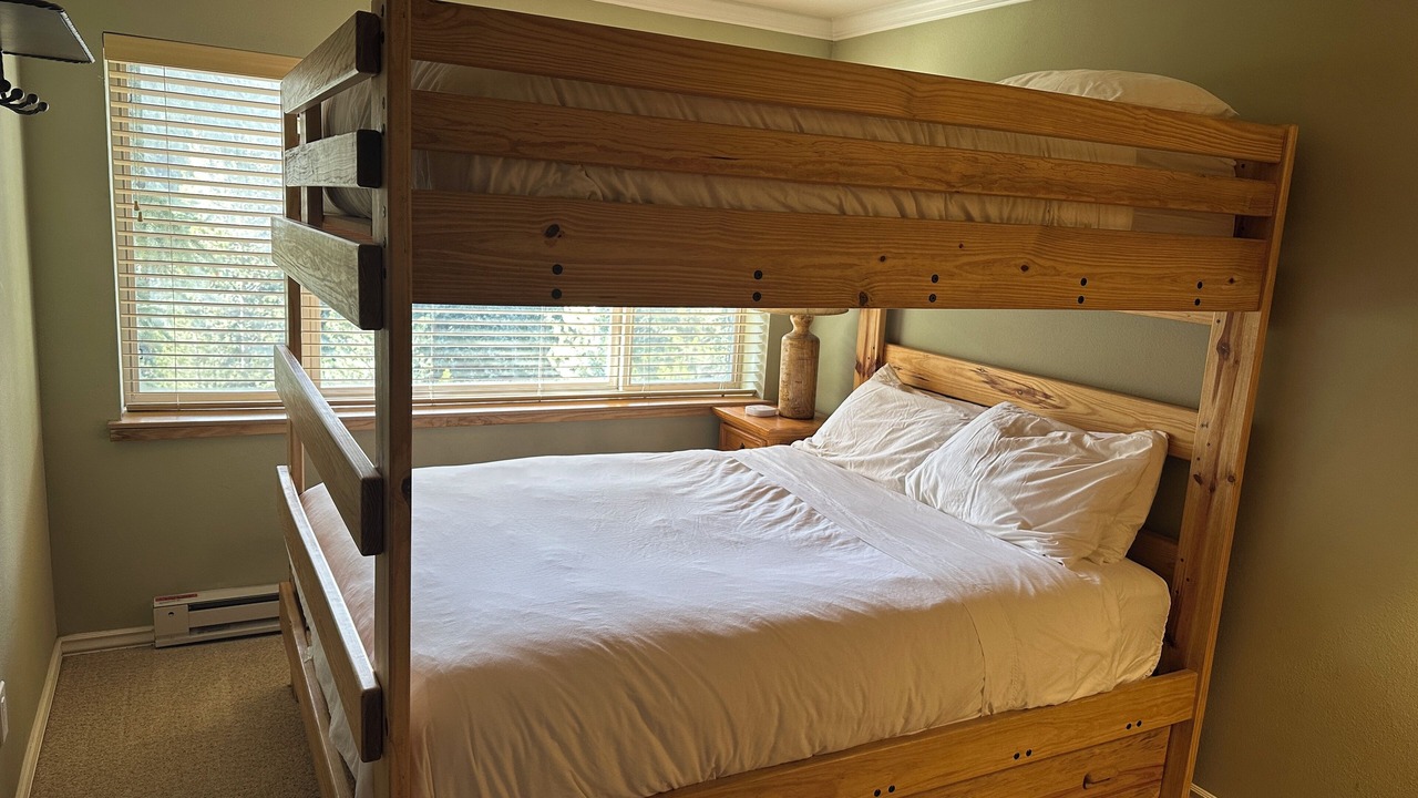 Photo of Bedroom in Peak 9