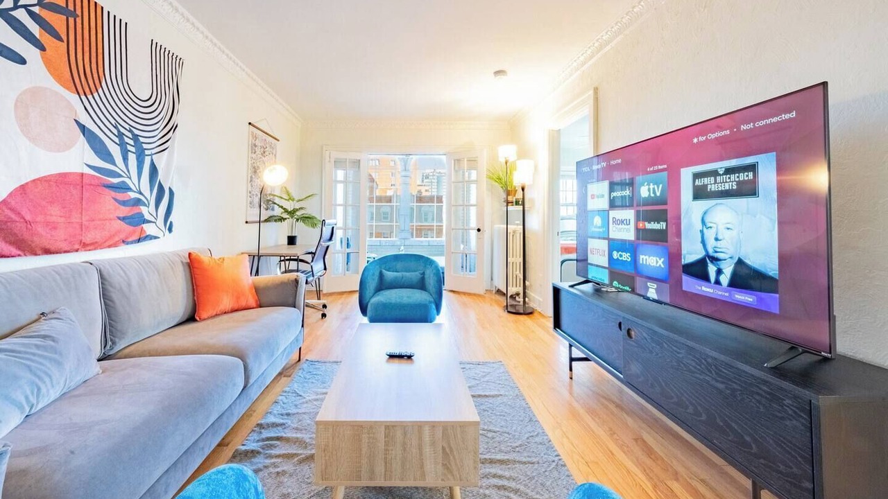 Photo of Livingroom in West Plaza