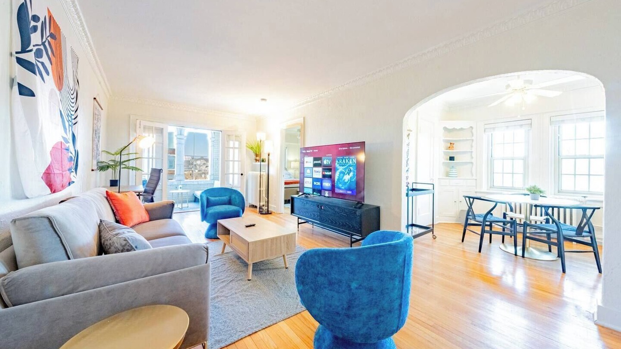 Photo of Livingroom in West Plaza