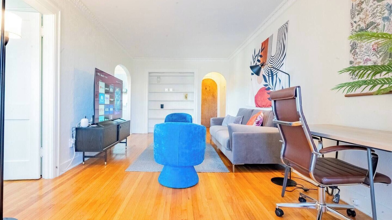 Photo of Livingroom in West Plaza