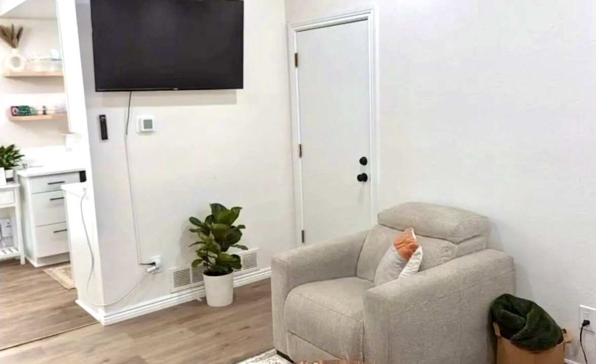 Photo of Livingroom in Prides Crossing
