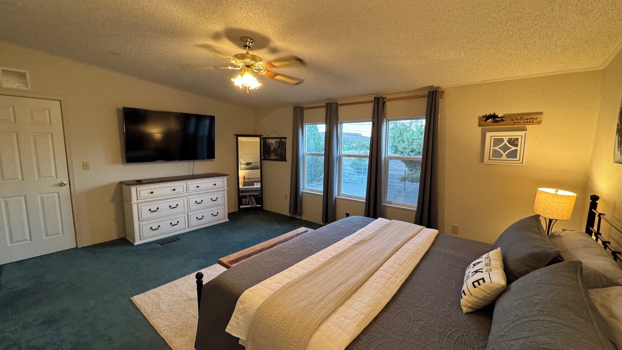 Photo of Bedroom in Navajo Dam