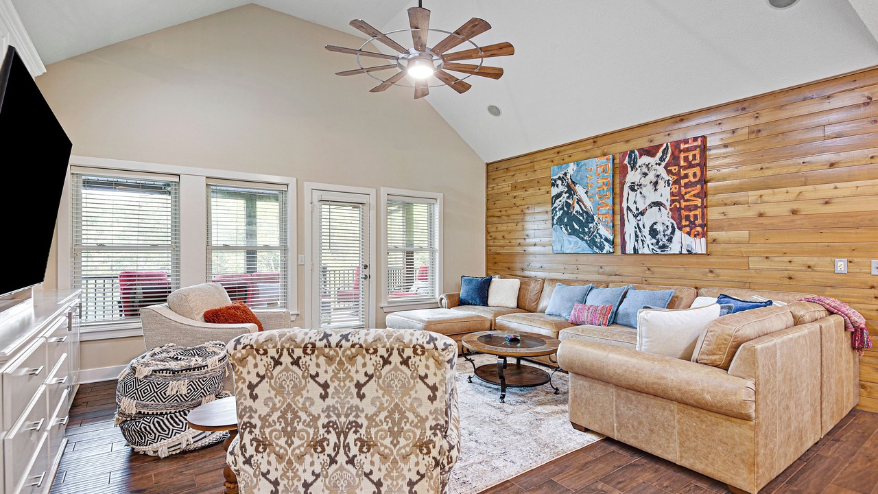 Photo of Livingroom in I-435 West KC-KS