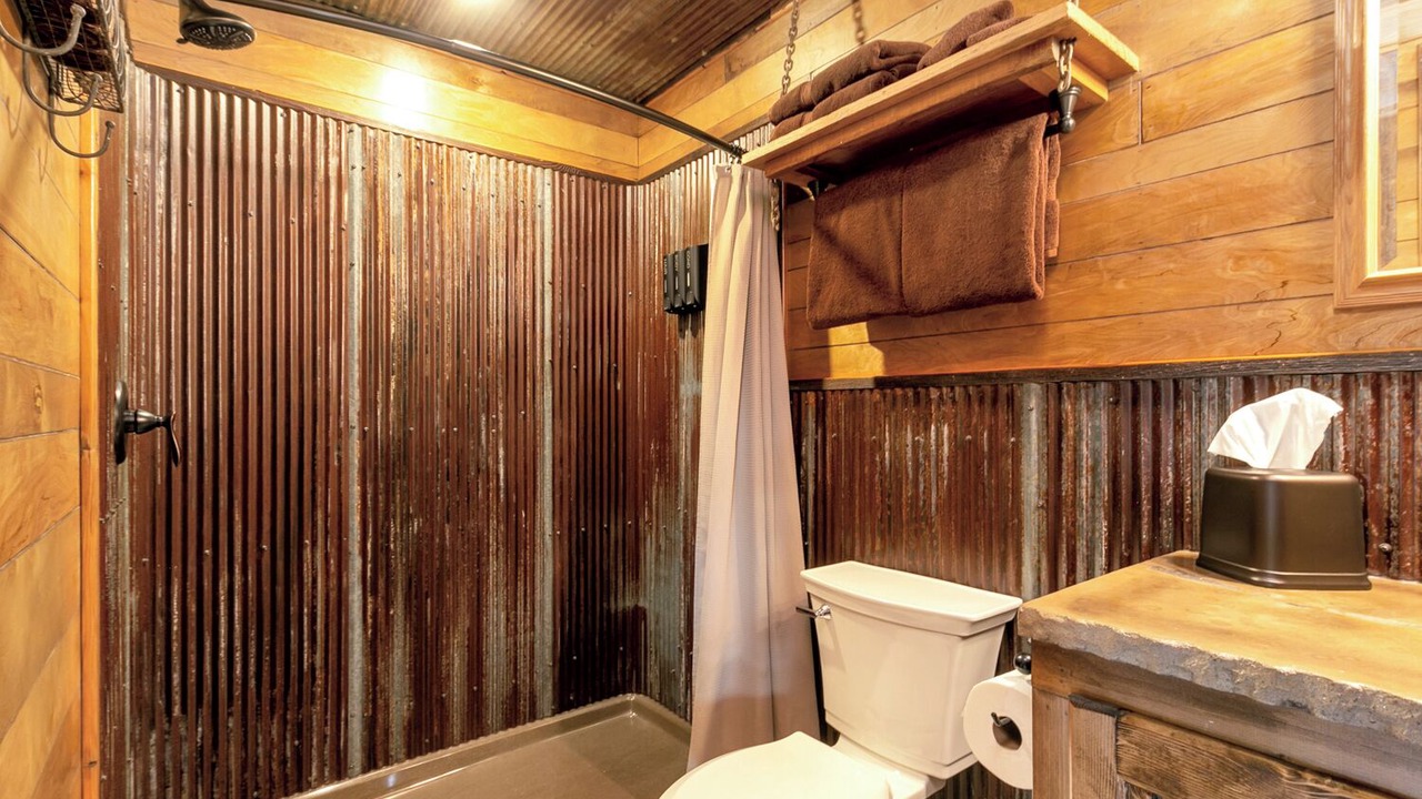 Photo of Bathroom in Grandview Plaza