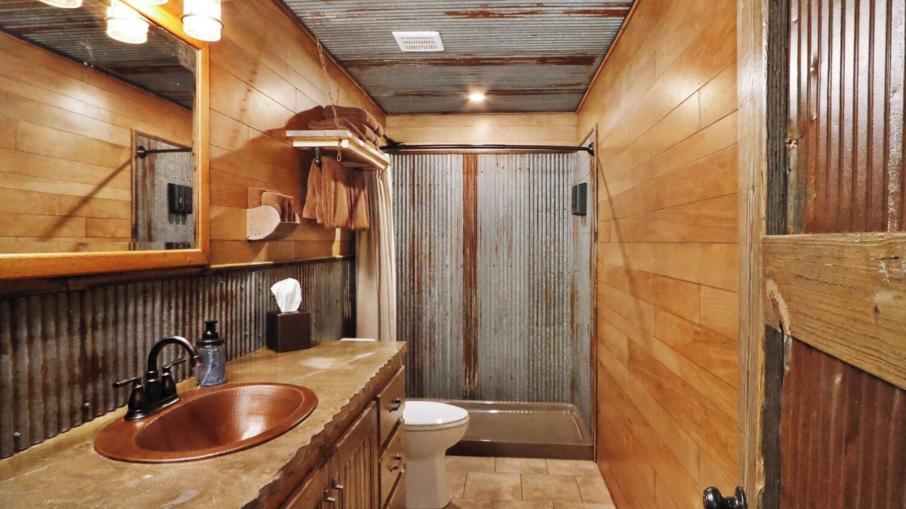 Photo of Bathroom in Grandview Plaza
