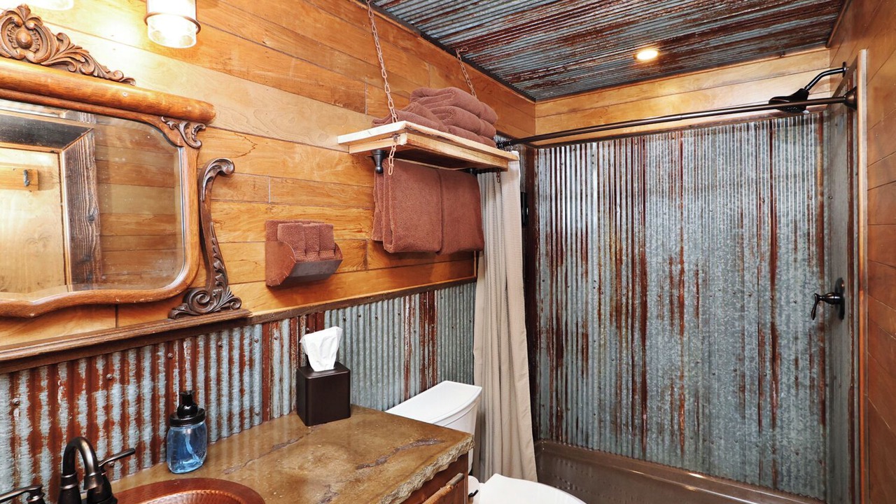 Photo of Bathroom in Grandview Plaza