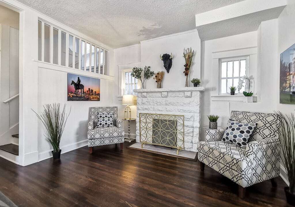 Photo of Livingroom in West Plaza