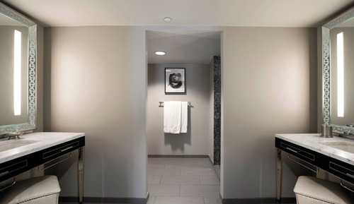 Executive Room, 2 Queen Beds (Mobility/Hearing Access, Roll-In Shwr)
