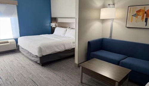 Suite, 1 King Bed, Roll-in Shower (Mobility)