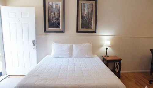 Single Room, 1 Queen Bed, Courtyard Area